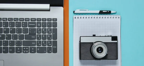 Laptop Notatnik Długopisem Kamera Retro Kolorowym Papierowym Tle Koncepcja Dziennikarstwa — Zdjęcie stockowe