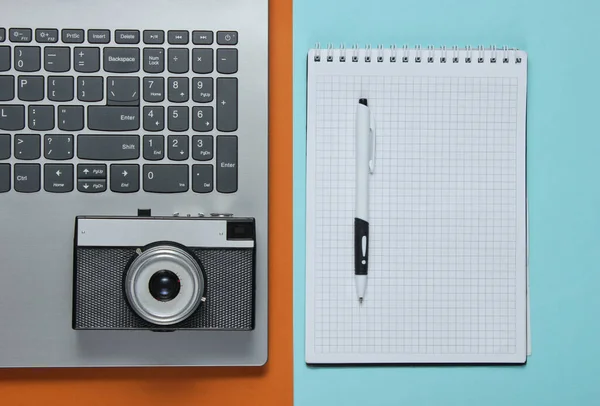 Laptop Notebook Pen Retro Camera Colored Paper Background Minimalistic Journalism — Stock Photo, Image