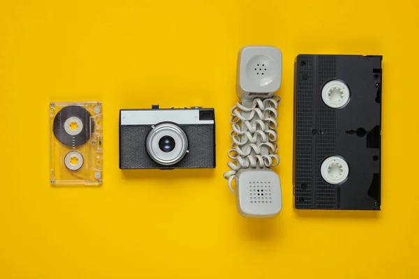 Παρωχημένη Συσκευή Κασέτα Ήχου Και Βίντεο Ρετρό Κάμερα Κίτρινο Φόντο — Φωτογραφία Αρχείου