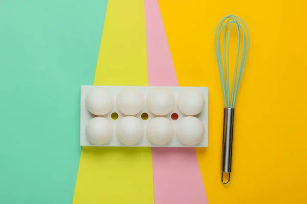 Bandeja Con Huevos Pollo Blanco Batir Sobre Fondo Color Concepto — Foto de Stock