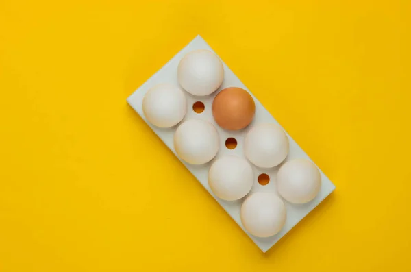 Sarı Arka Planda Tavuk Yumurtası Tepsisi Minimalist Gıda Konsepti — Stok fotoğraf