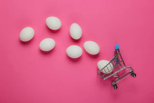 Корзина Покупок Куриные Яйца Розовом Фоне Концепция Минимализма Питания Вид — стоковое фото