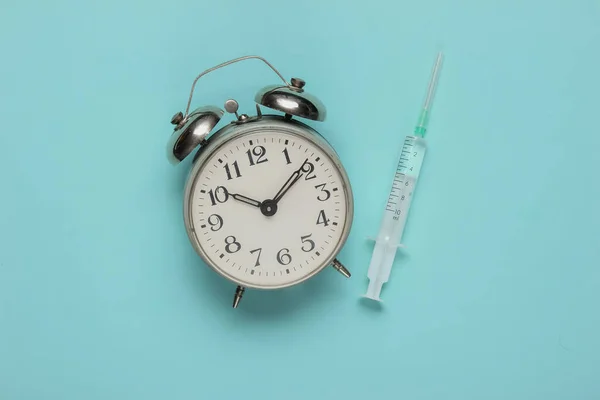 Tijd Voor Een Injectie Medisch Stilleven Een Blauwe Studio Achtergrond — Stockfoto