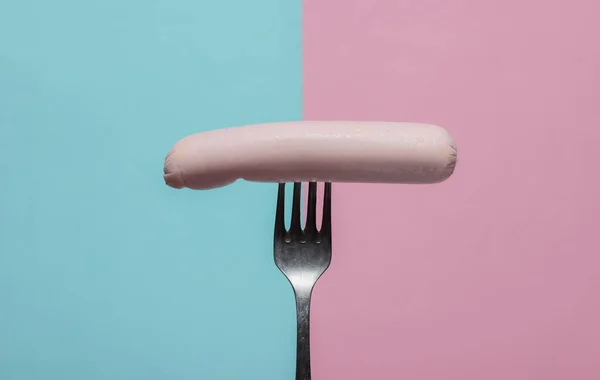 Tenedor Metal Con Salchicha Cruda Sobre Fondo Pastel Rosa Azulado — Foto de Stock