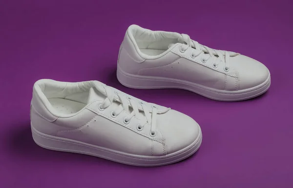 Стильні Білі Кросівки Фіолетовому Фоні Студійний Знімок — стокове фото