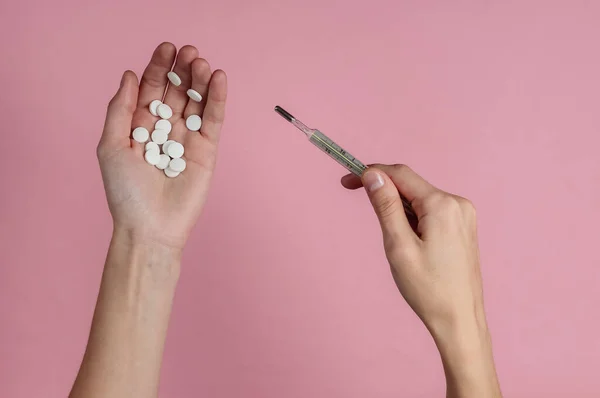 Női Kezek Rózsaszín Alapon Tartják Tablettákat Hőmérőt Orvosi Fogalom Kezelés — Stock Fotó