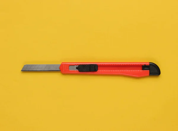 Papírnický Nůž Stříhání Papíru Žlutém Pozadí Horní Pohled — Stock fotografie