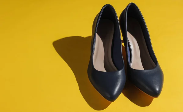 Класичні Жіночі Туфлі Високому Каблуці Жовтому Папері Стильне Взуття Студійний — стокове фото