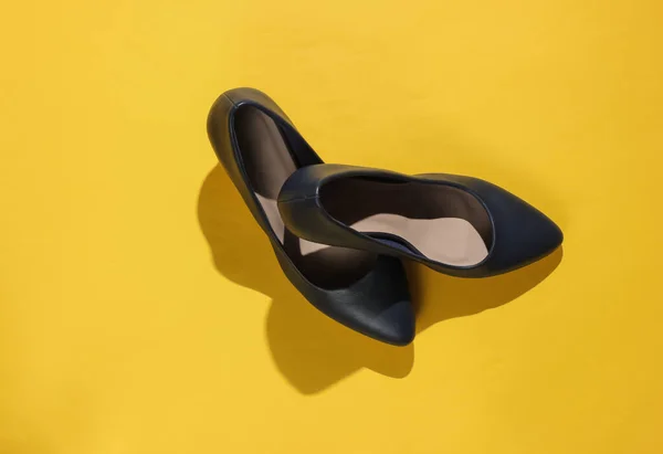 Klassische Damenschuhe Mit Hohen Absätzen Auf Gelbem Papierhintergrund Stilvolle Schuhe — Stockfoto