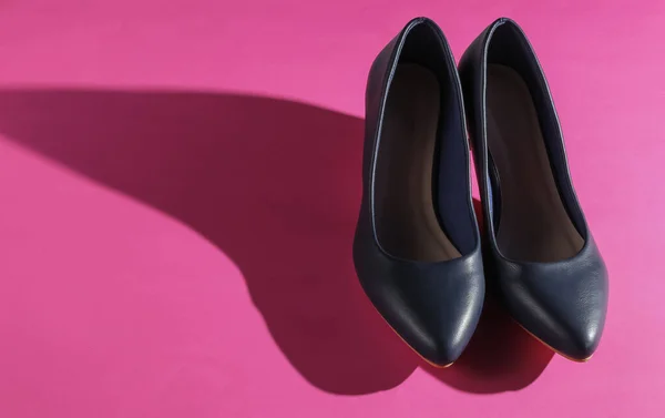 Класичні Жіночі Туфлі Високому Каблуці Рожевому Папері Стильне Взуття Студійний — стокове фото
