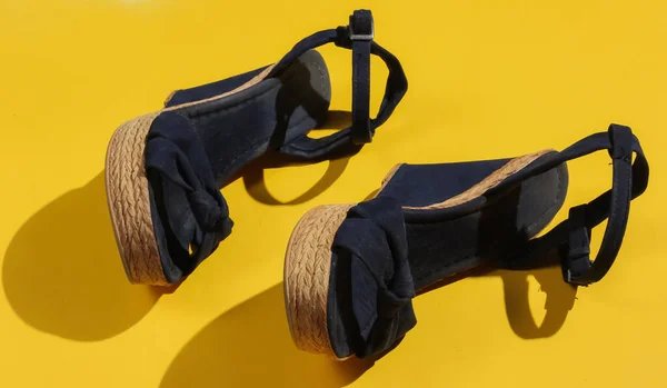 Κομψή Γυναικεία Σανδάλια Στην Πλατφόρμα Κίτρινο Φόντο Καλοκαιρινά Παπούτσια Στιγμιότυπο — Φωτογραφία Αρχείου