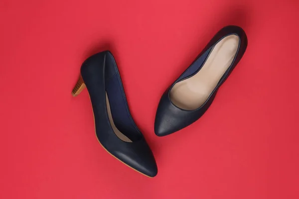 Zapatos Clásicos Tacón Alto Para Mujer Sobre Fondo Papel Rojo — Foto de Stock