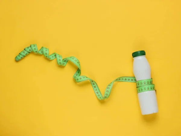 Concepto Dieta Minimalista Botella Kéfir Cinta Métrica Sobre Fondo Amarillo — Foto de Stock