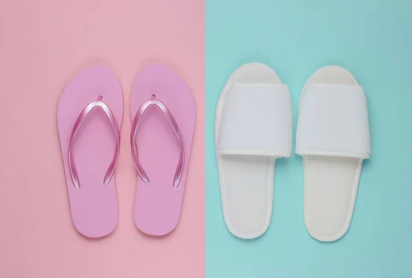 Zapatillas Chanclas Sobre Fondo Papel Colores Concepto Moda Minimalista Vista —  Fotos de Stock