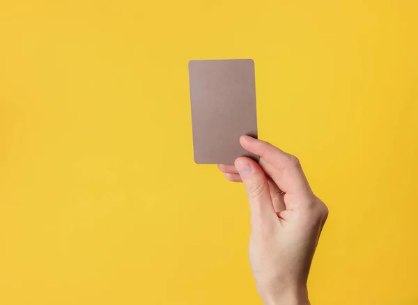 Kvinnlig Hand Håller Tom Brun Visitkort Gul Bakgrund — Stockfoto