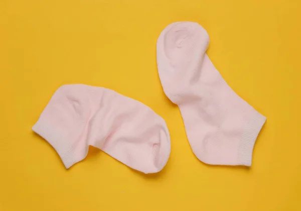 Rosa Socken Auf Gelbem Hintergrund Minimalismus Modekonzept Pastellfarbentrend — Stockfoto