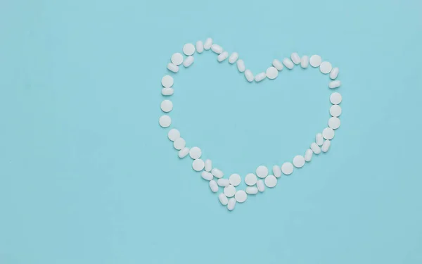 Pastillas Blancas Forma Corazón Sobre Fondo Azul Vista Superior — Foto de Stock