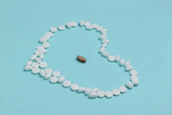 Tabletták Formájában Szív Kék Háttér Felülnézet — Stock Fotó