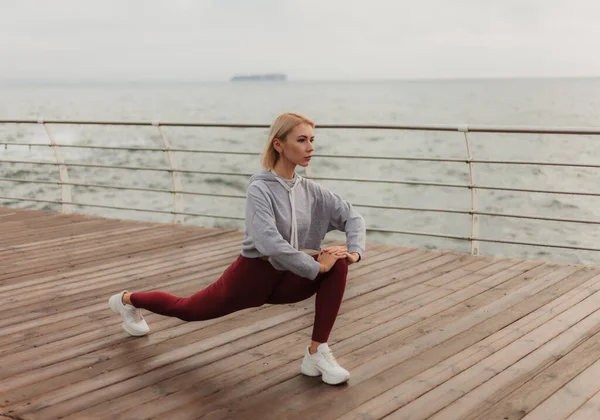 Ochtendtraining Gezond Levensstijl Concept Jonge Aantrekkelijke Vrouw Sportkleding Doet Been — Stockfoto