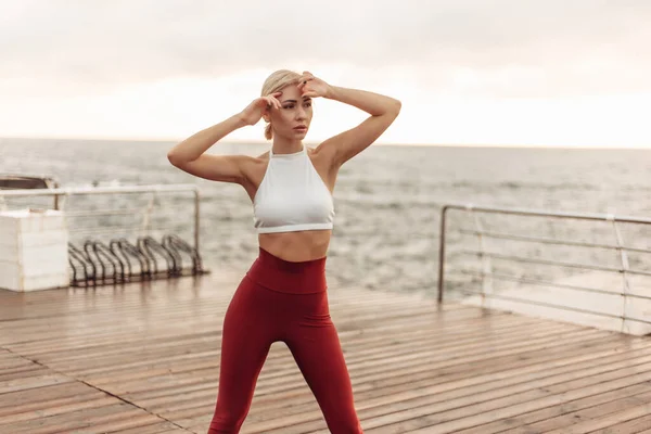 Fatigué Jeune Femme Sportive Lever Soleil Sur Plage Concept Entraînement — Photo