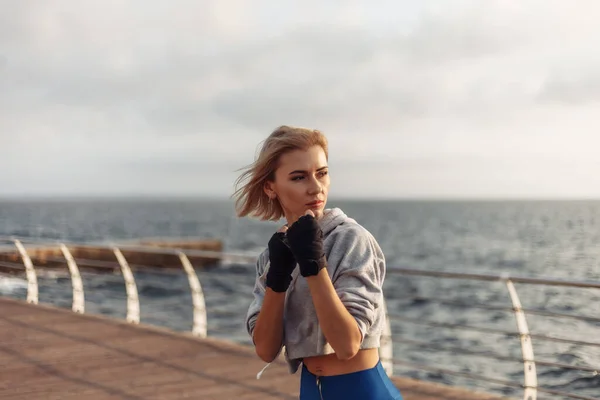 Jeune Femme Kickboxer Vêtements Sport Avec Les Mains Enveloppées Dans — Photo