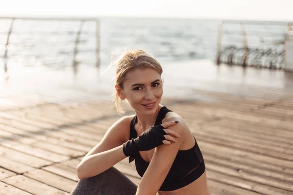 Joven Mujer Alegre Ropa Deportiva Playa Amanecer Entrenamiento Matutino — Foto de Stock