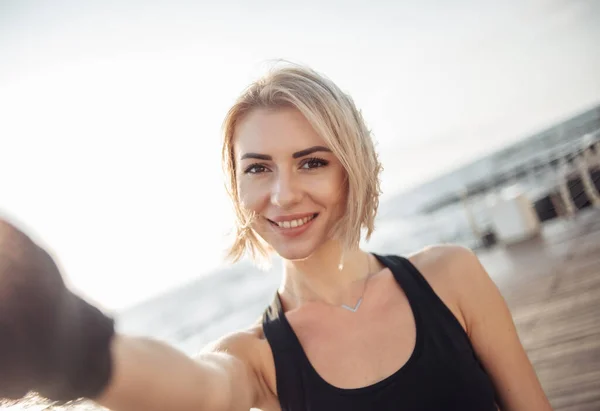 Selfie Porträtt Ung Glad Fitness Kvinna Stranden Vid Soluppgången — Stockfoto
