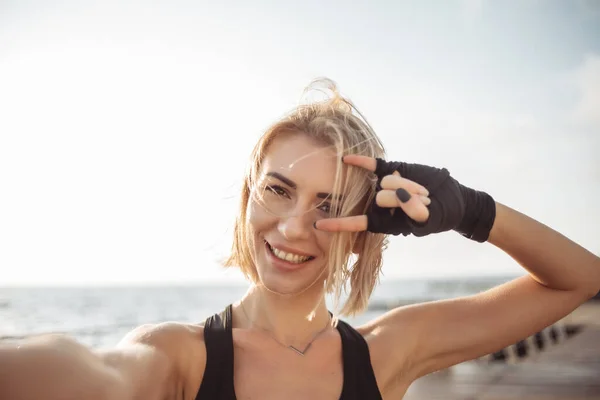 Retrato Selfie Uma Jovem Mulher Fitness Alegre Praia Nascer Sol — Fotografia de Stock