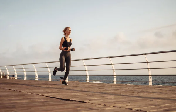 Goedemorgen Jonge Atletische Vrouw Sportkleding Loopt Bij Zonsopgang Het Strand — Stockfoto