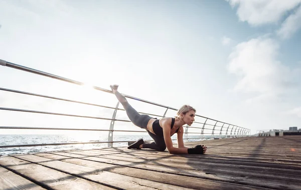 Friska Kvinna Utbildning Strandpromenaden Ung Attraktiv Kvinna Sportkläder Gör Bensträckning — Stockfoto