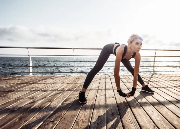 Friska Kvinna Utbildning Strandpromenaden Ung Attraktiv Kvinna Sportkläder Sträcker Sig — Stockfoto