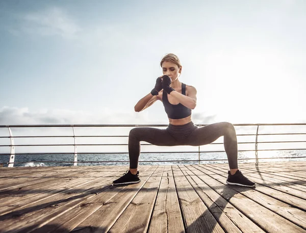 Mujer Sana Entrenando Paseo Marítimo Mujer Atractiva Joven Ropa Deportiva — Foto de Stock