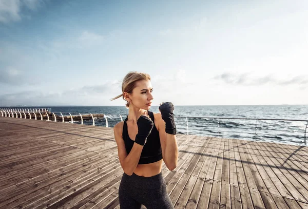 Ung Kvinna Kickboxare Med Inslagna Händer Bandage Tåg Stansa Stranden — Stockfoto