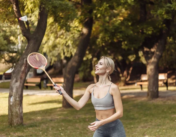 Mladá Atraktivní Sportovní Žena Hraje Badminton Parku Jasného Slunečného Dne — Stock fotografie