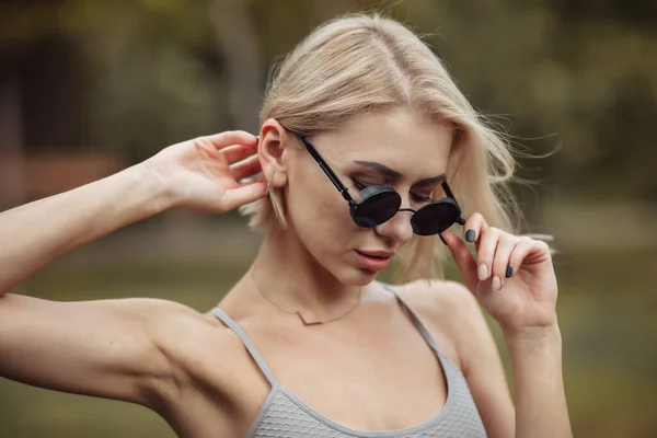 Portrait Femme Blonde Mode Dans Des Lunettes Soleil Élégantes Dans — Photo