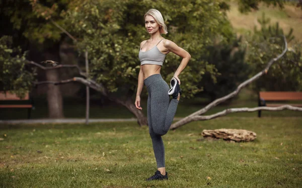 Outdoor Training Jonge Fitnessvrouw Doet Een Aerobic Workout Voor Training — Stockfoto