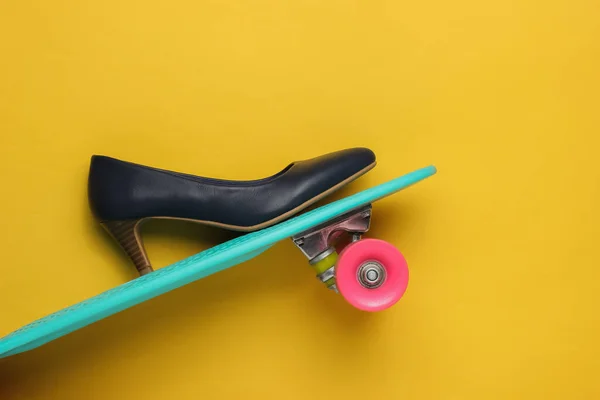 Diversión Verano Zapatos Tacón Alto Para Mujer Con Cruiser Board —  Fotos de Stock