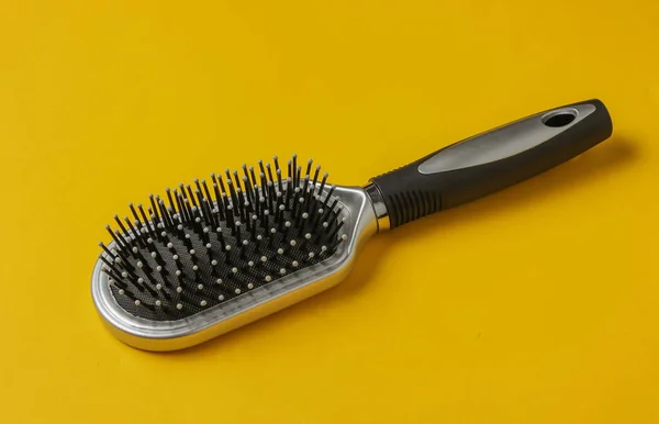 Elegante Cepillo Para Cabello Sobre Fondo Amarillo Accesorios Para Cuidado — Foto de Stock