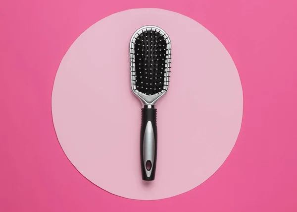 Κομψή Βούρτσα Μαλλιών Ροζ Φόντο Κύκλο Γυναικεία Αξεσουάρ Περιποίησης Μαλλιών — Φωτογραφία Αρχείου
