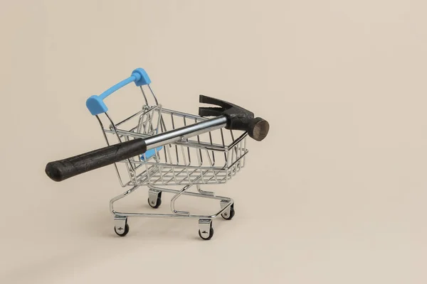 Concept Service Shopping Mini Chariot Shopping Avec Marteau Sur Fond — Photo