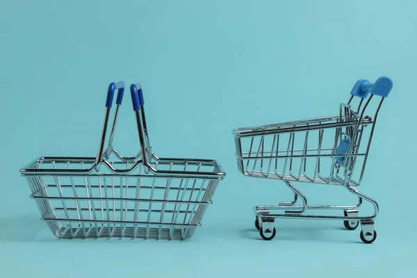 简约购物的概念 购物车 蓝色背景的篮子 — 图库照片