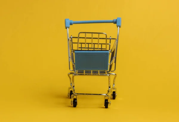 Concepto Compras Minimalista Carro Compra Sobre Fondo Amarillo — Foto de Stock