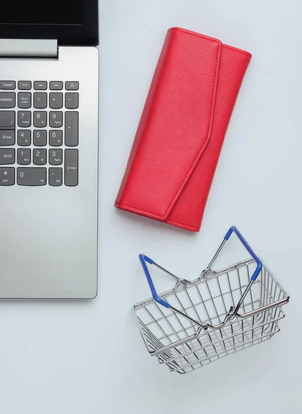 Koncepcja Zakupów Online Laptop Portfel Mini Koszyk Białym Tle Widok — Zdjęcie stockowe