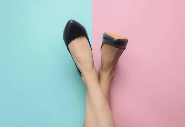 Концепція Мінімалізму Моди Жіночі Ноги Шкіряним Взуттям Підборах Рожево Блакитному — стокове фото