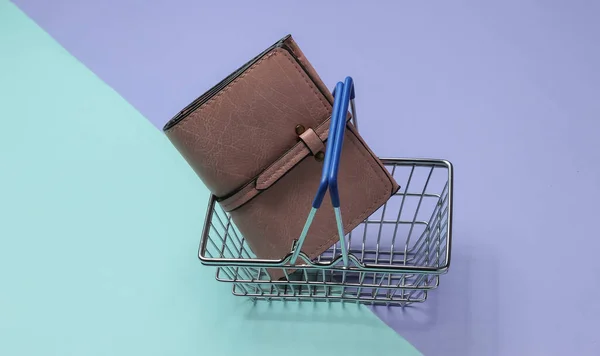 Minimalista Concetto Shopping Mini Carrello Della Spesa Portafoglio Pelle Sfondo — Foto Stock