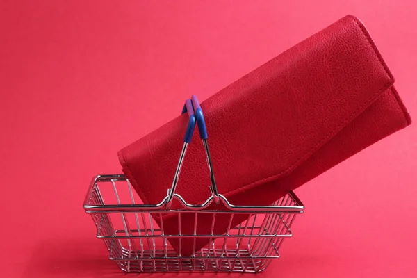 Conceito Minimalista Compras Mini Cesta Compras Carteira Couro Vermelho Fundo — Fotografia de Stock