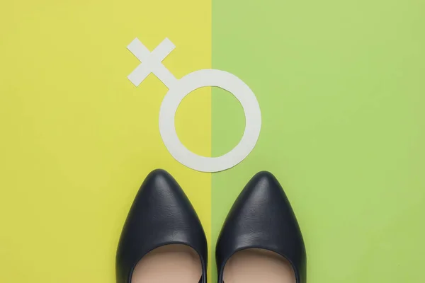 Feminizmus Női Nemi Szimbólum Magassarkú Cipő Zöld Pasztell Háttérrel Felülnézet — Stock Fotó