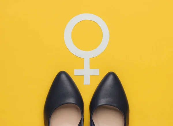 Feminisme Vrouwelijk Gendersymbool Hoge Hiel Schoenen Gele Achtergrond Bovenaanzicht — Stockfoto