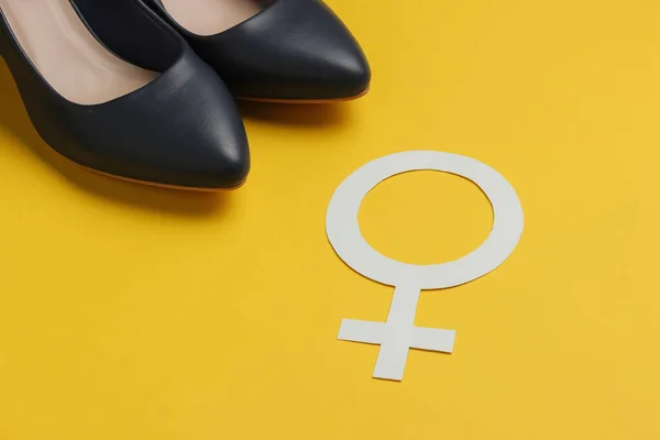 Feminizm Symbol Płci Żeńskiej Buty Wysokim Obcasie Żółtym Tle — Zdjęcie stockowe
