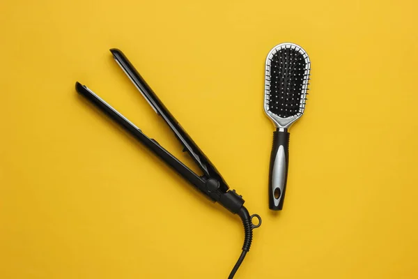 Cuidado Com Cabelo Estúdio Beleza Ferro Cabelo Pente Fundo Amarelo — Fotografia de Stock